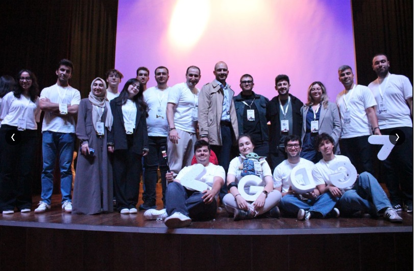 DevFest 2025 etkinliğinde sahnede bir araya gelen topluluk